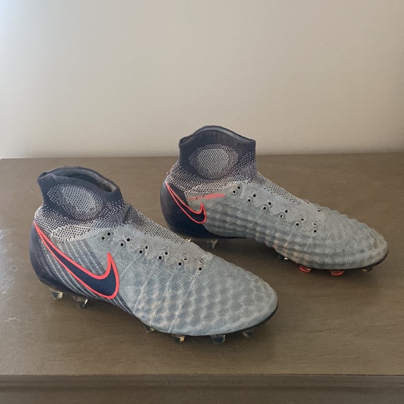 Nike Soccer Cleats - Picture 2 of 4
